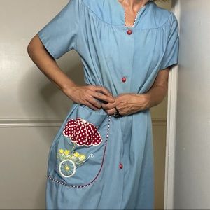 VTG Blue & Red gingham house dress embroidered Robe